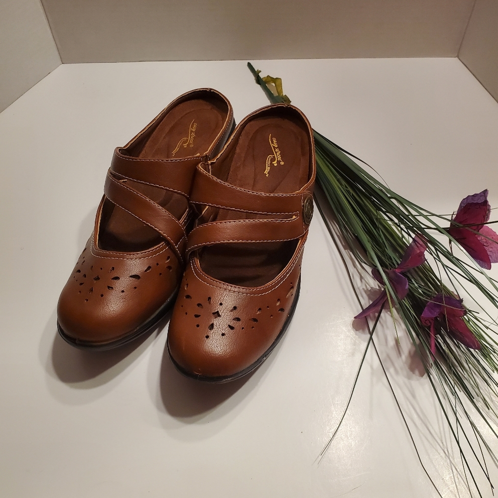 Easy Street Comfort Wave brown clog size 9
